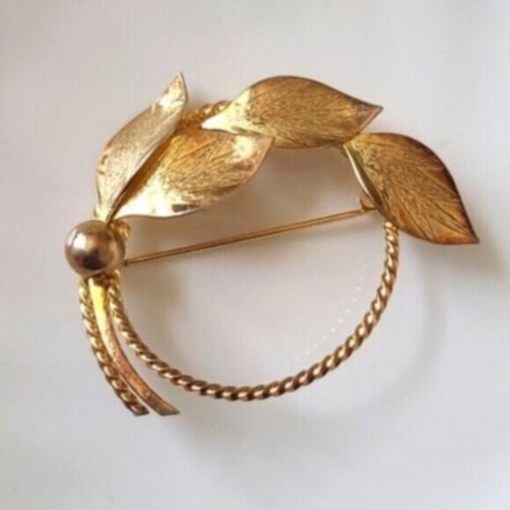 Vintage Bond Boyd Gold Tone Leaf Design Circle Brooch Elegant Sterling Silver